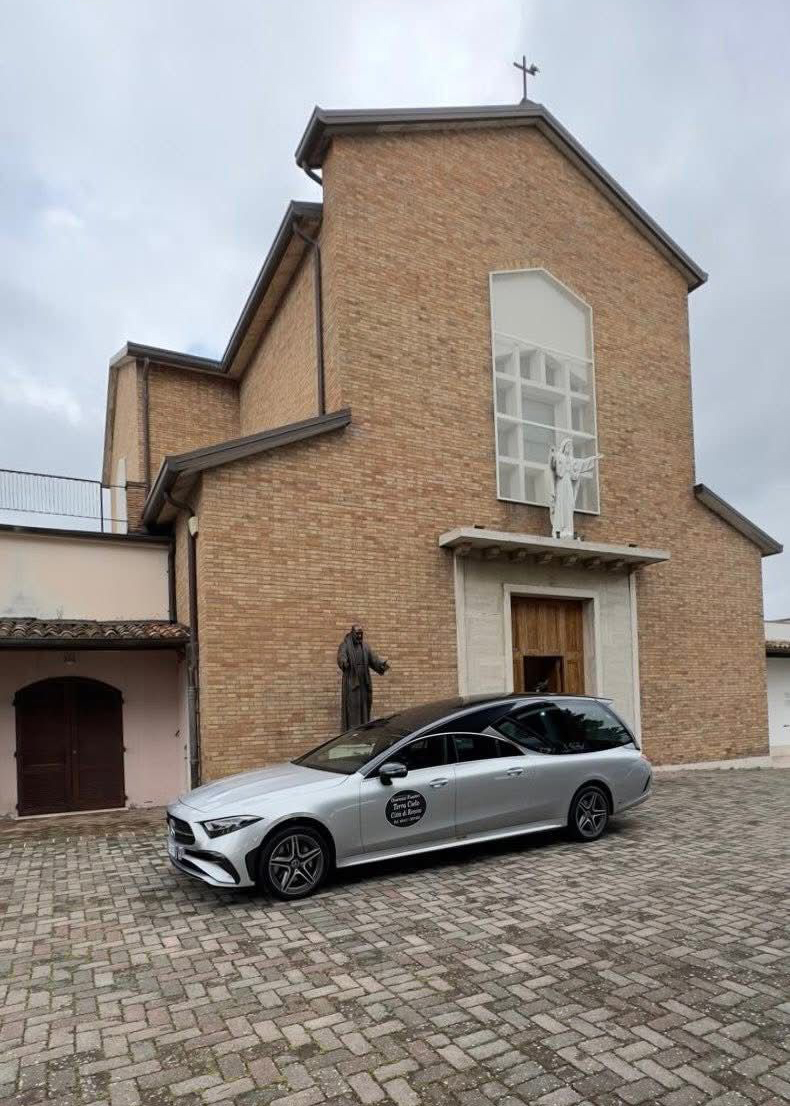 scarico del feretro in chiesa