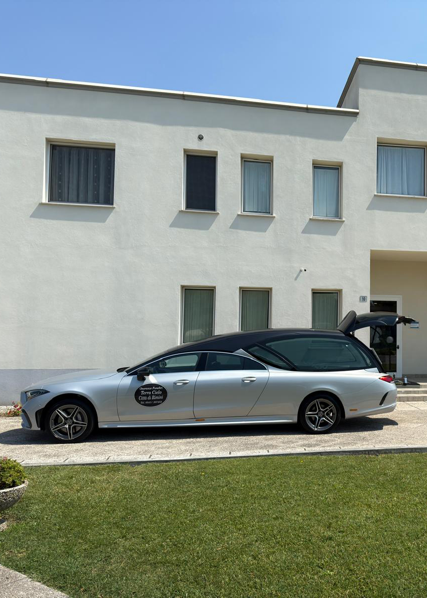 carro funebre alla camera ardente di Rimini