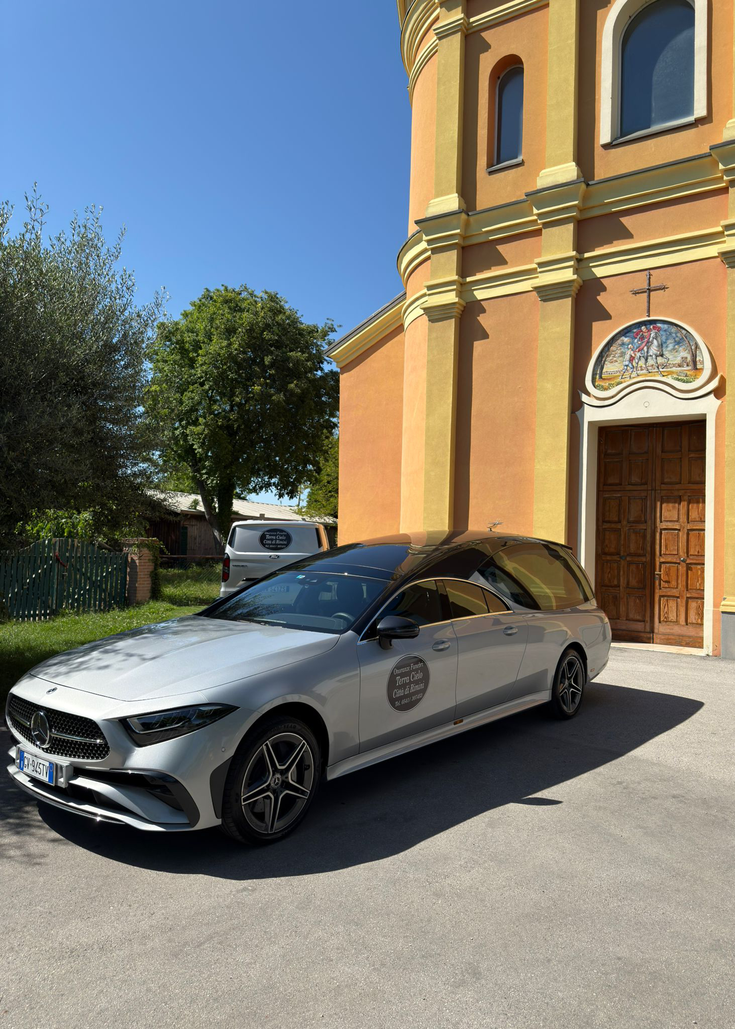 carro funebre davanti alla chiesa