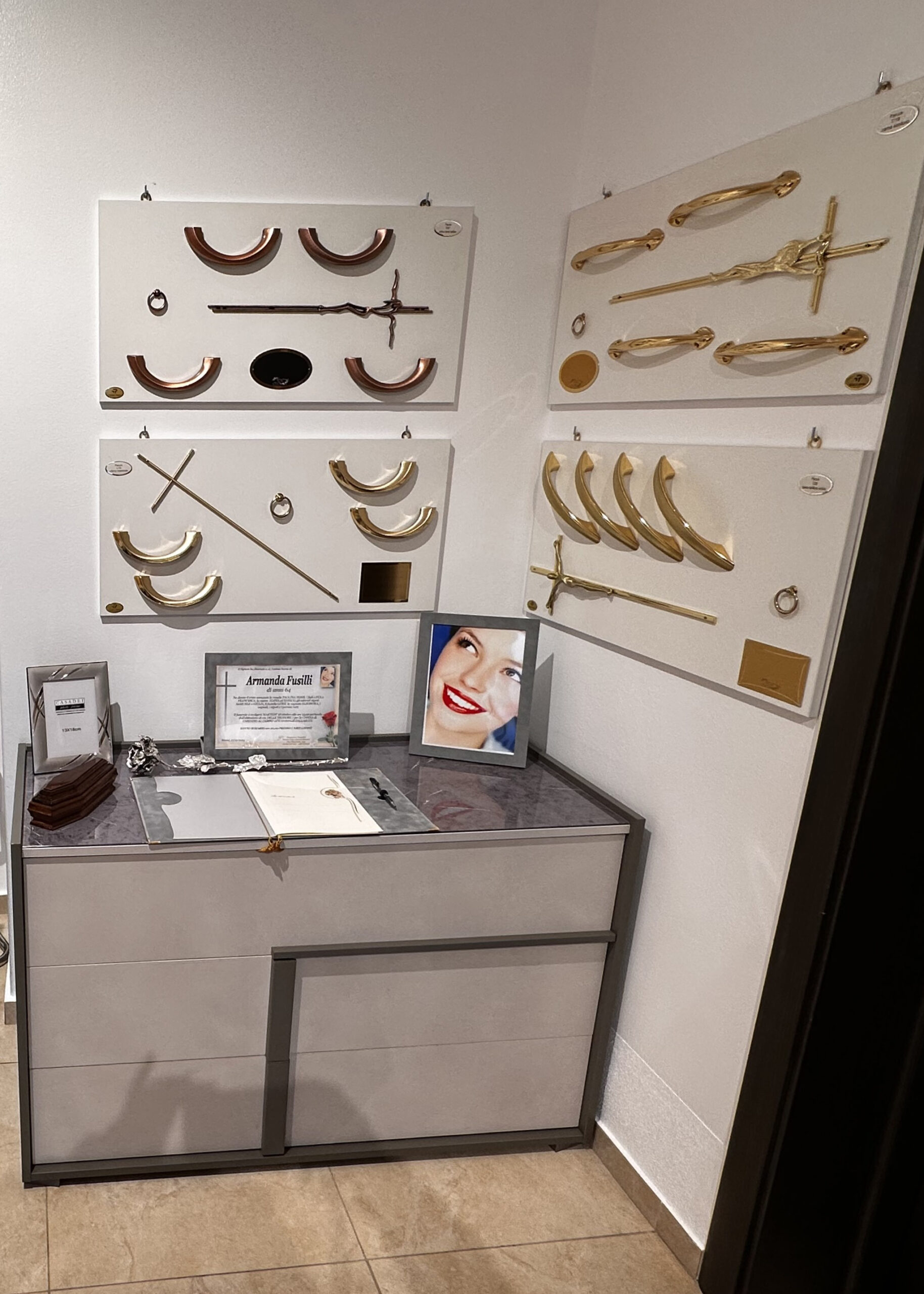 esposizione accessori per lapidi